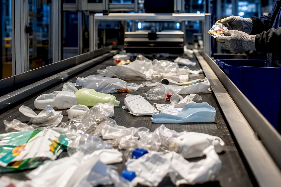 Anonymous detergent packaging on MRF sorting conveyor